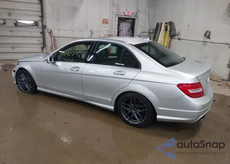 2014 Mercedes-Benz C 300 Sport 4Matic z USA, uszkodzony, nr VIN WDDGF8AB4EG171365